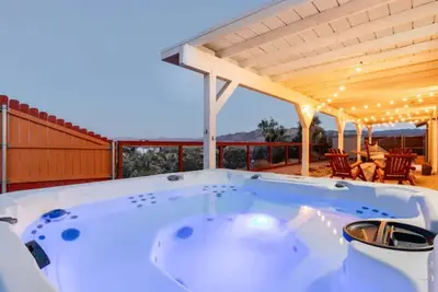 Image de Art Haus • Hot Tub • Game Room • Desert Views