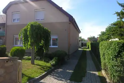 Image de Appartement de vacances joliment meublé avec WiFi et climatisation