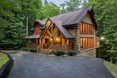 Image de The Black Wolf Lodge - Luxury Creekside Cabin With Firepit, Decking, and Games! !