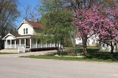 Image de The Bay Breeze. In Village of Elk Rapids. Walk to Festivals, Beach Park & Town