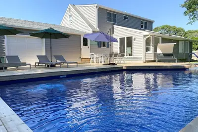 Image de Centrally located, newly renovated and furnished 4 bed / 4 bath + heated pool