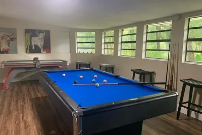 Image de Central to everything, tons of food options!