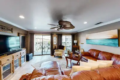 Image de Cozy coastal condo with pool, easy beach access, balcony & canal views