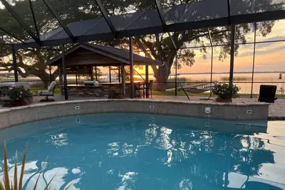 Image de Heated Pool Backyard Fun | Kayaks | Boat Dock | Lake Access | Theater Room | Ev Charger Theme Parks