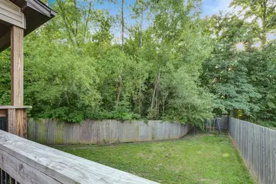 Image de 10 min way from post. nice home, clean with back patio