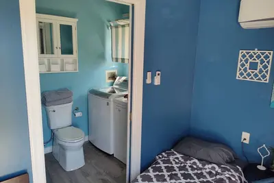 Image de Cozy room with bathroom laundry and private entrance