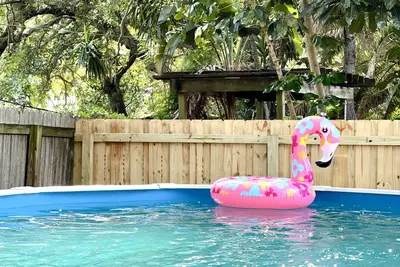Image de Barbies pool house & mini golf beach getaway. Centerally located to all beaches.