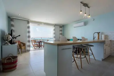 Image de New Listing - Entièrement rénové, condo en bord de mer