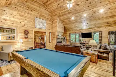 Image de Peaceful dog-friendly cabin with firepit, deck, gas fireplace, pool table, grill