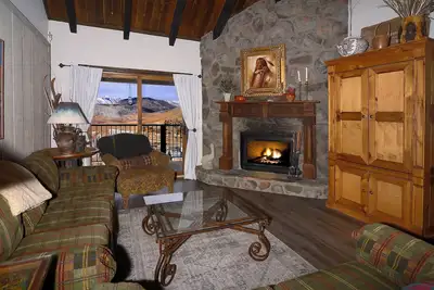 Image de Large Slopeside Condo w/ Fireplace and Great Views; Ski-in/out.