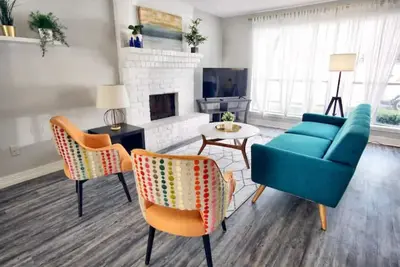 Image de Spacious pad 🌟 with private patio and shared pool🌟