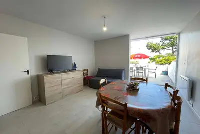 Image de Appartement rénové 2 pièces, terrasse, parking privé, proche plage et commerces