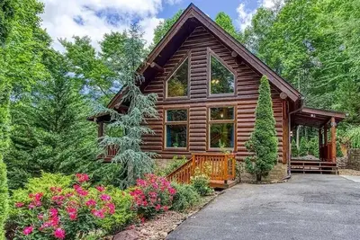 Image de Stunning Lodge in the Woods! Fire Pit + Hot Tub!
