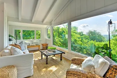 Image de Stylish Franklin Cabin on 6 Private Acres!