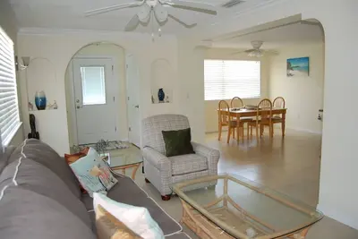Image de Délicieuse 2br Ormond Beach House - à distance de marche d'une plage déserte