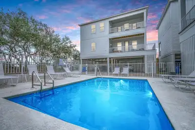 Image de 88 Degree Heated Pool, Water Views, 3 Min to Beach
