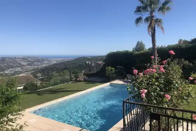 Image de Au centre de la Côte d’Azur villa familiale avec piscine au calme