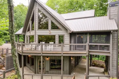 Image de Spring Break Cabin Retreat! New Hot Tub, Creekside, Gameroom, 4 Fireplaces!