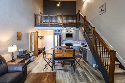 Image de Newly Updated Condo in Granby! Sleeps 8 - Private bedroom & Loft!