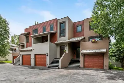 Image de Delightful ski condo with private hot tub, easy slope access & modern interior