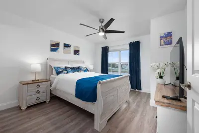 Famiy friendly! Premier Lakeview Stylish Home