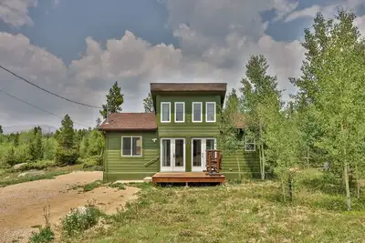Image de cozy cabin with king bed