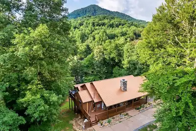 Image de New Fun Family Cozy Cabin w/hot tub -games- great location!