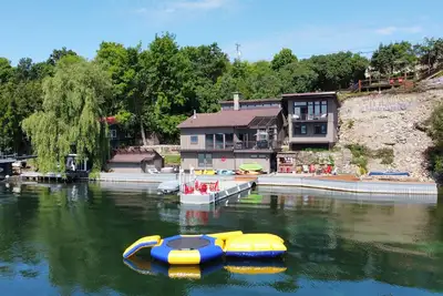 Image de Waterfront Cottage With Unique Design
