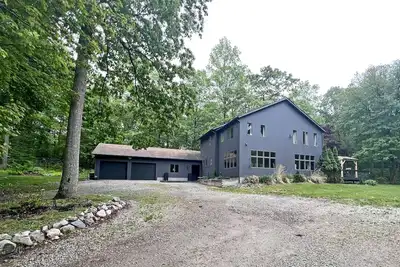 Image de Secluded Farmhouse Retreat - Minutes from Mystic