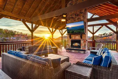 Image de ~Luxury~ Indoor Pool/Gazebo/Outdoor Fireplace/Game Rm/Golden Tee/ Sauna/Hot Tub!