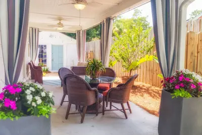 Dreamwood -- a historic district Designer's Cottage with private courtyard