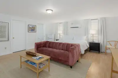 Image de Fast WiFi, Central, King Bed, Pets Ok, Fenced Yard, Smart Tv, Small Kitchenette