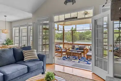 Image de Waterfront property, private dock, kayaks, paddle boards, broadband internet.