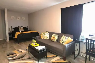 Image de Spacious Studio Apt/Sleeps 2/Near Hospital & Shopping/Free Wifi