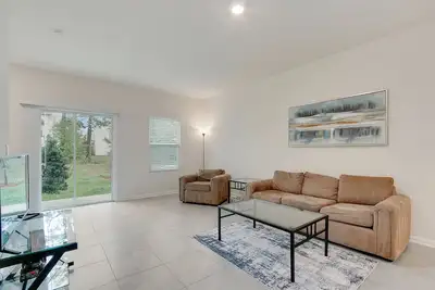 Image de Two Bedroom, 21/2 bath in the center of everything!