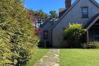 Image de Sleeps 2+, newly renovated suite, kitchenette.