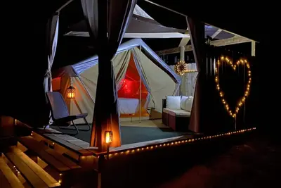 Image de Lakefront Love Getaway: Winery, Kayaks, SUPs, Yoga, Massage, Krause Springs!