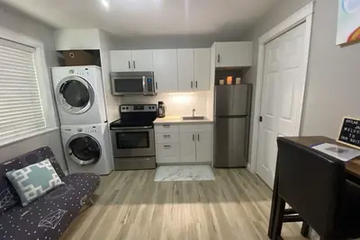 Image de Cozy 1 bedroom entire guest suite with parking