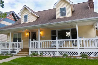 Image de Spacious home in town One block from beach