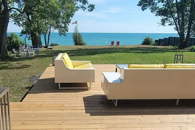 Image de Designer Lakehouse in the Heart of Wellington; acre of land; 125ft of Waterfront