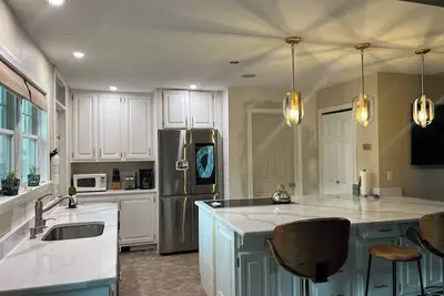 Image de Stylish & Newly Renovated Home – Prime Location!