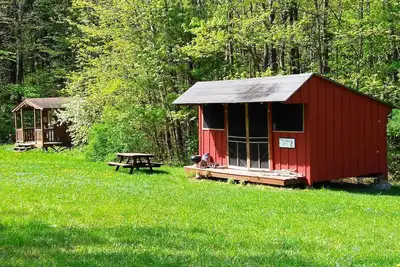 Image de Red Eft Rustic Camping Cabin at Camp Earth Connection