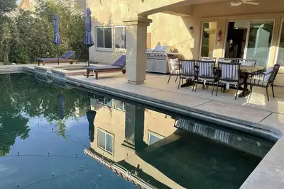 Image de Beautiful newly furnished Indio home on golf course with heated  pool & jacuzzi