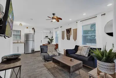 Image de Stylish King Suite • Near Beach, Bars & Dining