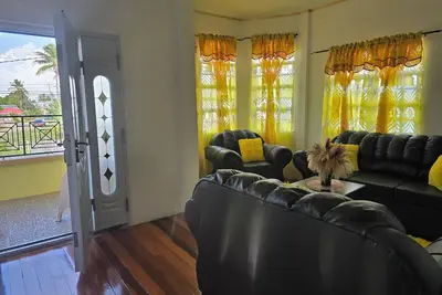 Image de Family size house/ 10 min to mall