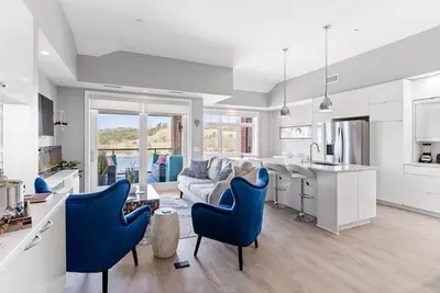 Image de Waterfront, Musical Fountain, Lake Mi views, luxury condo downtown