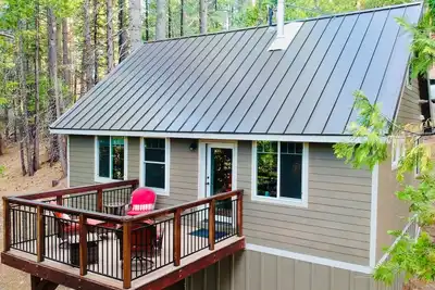 Image de Modern-Chic Cabin Experience! 11mi to Lassen, Ev.