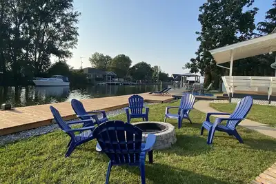 Image de Four Season Waterfront Cottage with Hot Tub & Games Room