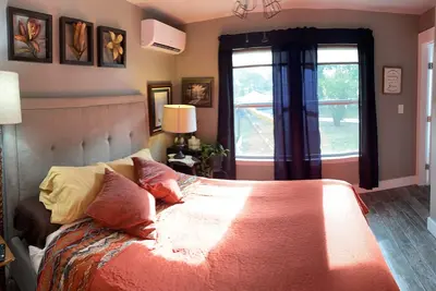 Image de Near Downtown - Private 1 Bedroom Full Living and Kitchen Space