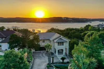 Image de Tuscany - Lake Travis Lakefront - Private Dock